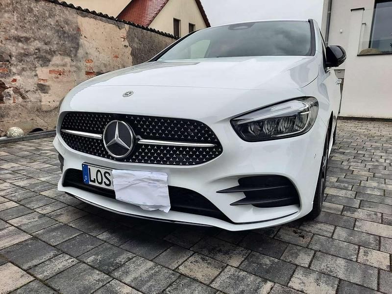 Gebraucht Mercedes B200 AMG Line Premium 163 PS (119 kW) 2024 Weiß Van / Kleinbus