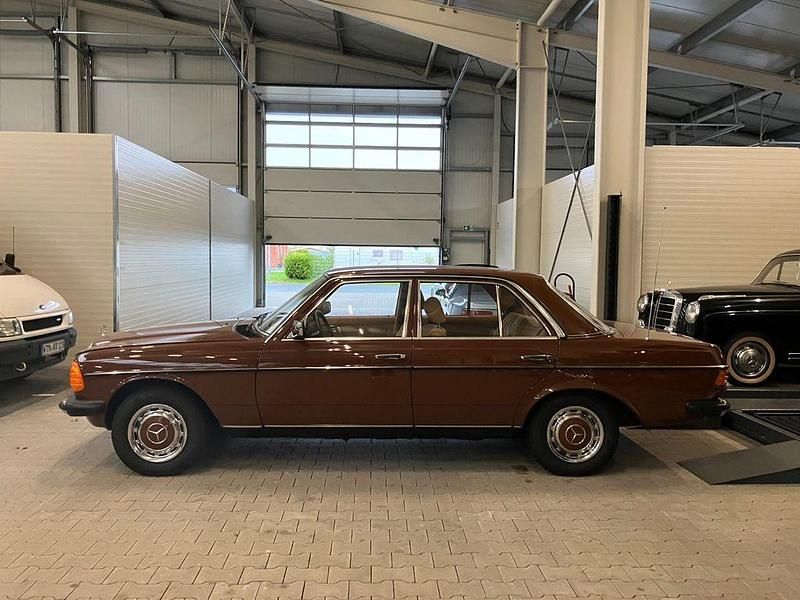 Braun Gebraucht 1982 Mercedes 200 Limousine | 13.500 € - Bild 1/4