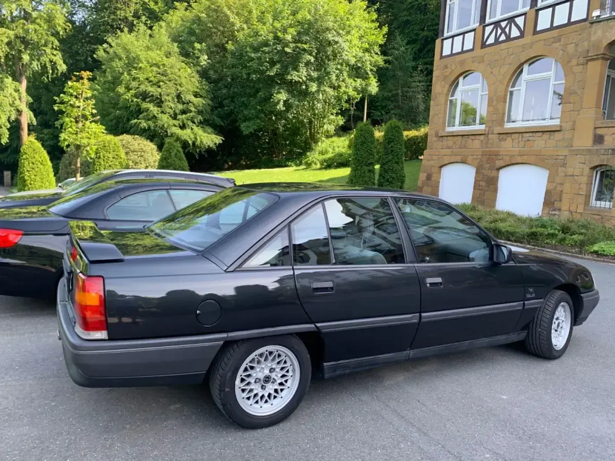 Gebraucht Opel Omega Edition 116 PS (85 kW) 1990 Schwarz Kombi