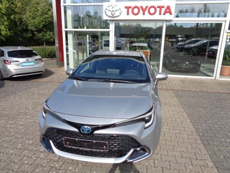 Shimmering silber metallic Gebraucht 2024 Toyota Corolla Team Kombi | 29.450 € (Fairer Preis) - Bild 1/4