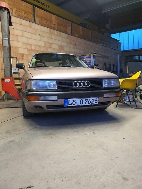 Grau Gebraucht 1987 Audi 90 Limousine | 3.700 € - Bild 1/4
