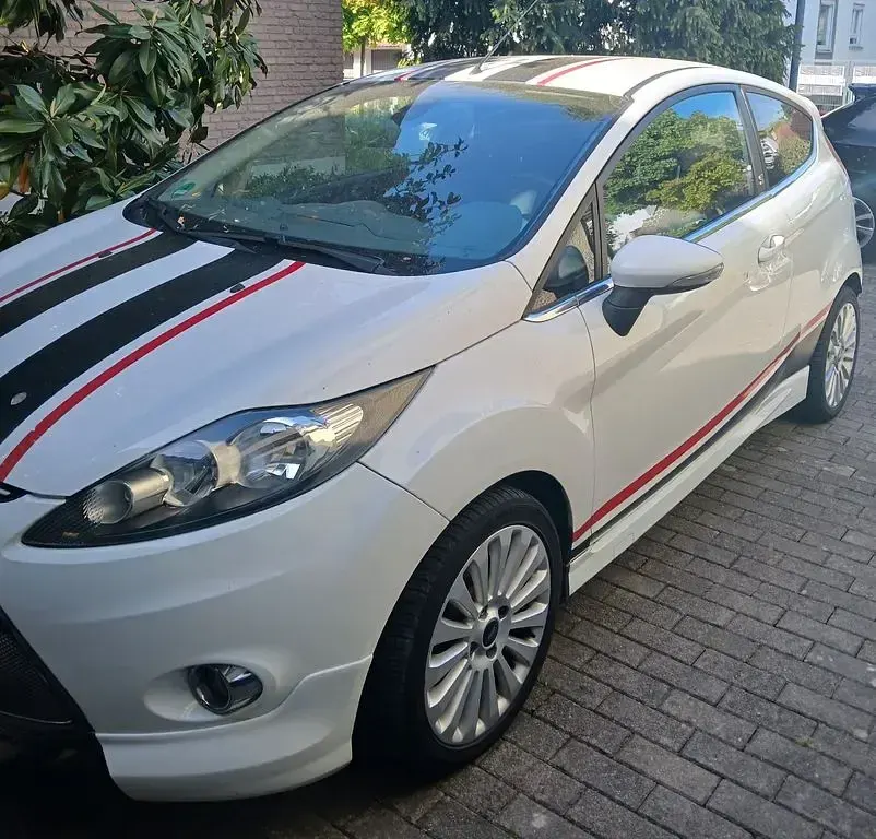 Gebraucht Ford Fiesta Titanium 82 PS (60 kW) 2011 Weiß Limousine