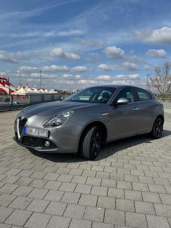 Grau Gebraucht 2018 Alfa Romeo Giulietta Super Limousine | 12.500 € (Fairer Preis) - Bild 1/4