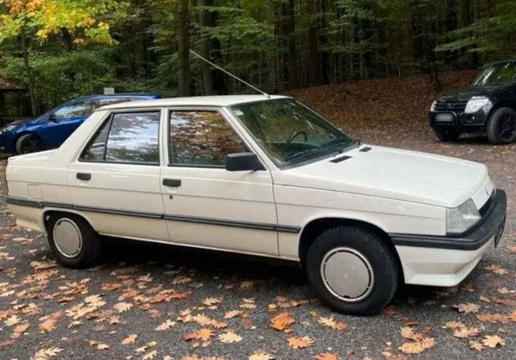 Używany Renault R9 60 KM (44 kW) 1987 Biały Sedan/Limuzyna