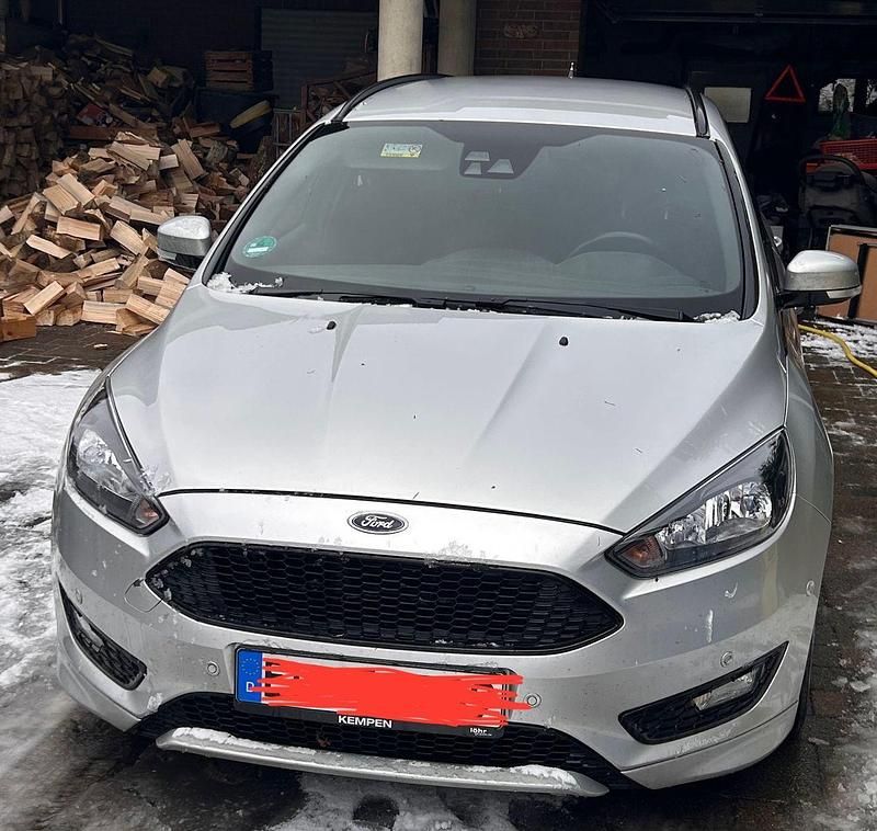 Silber Gebraucht 2018 Ford Focus ST-Line Kombi | 10.999 € (Superpreis) - Bild 1/4