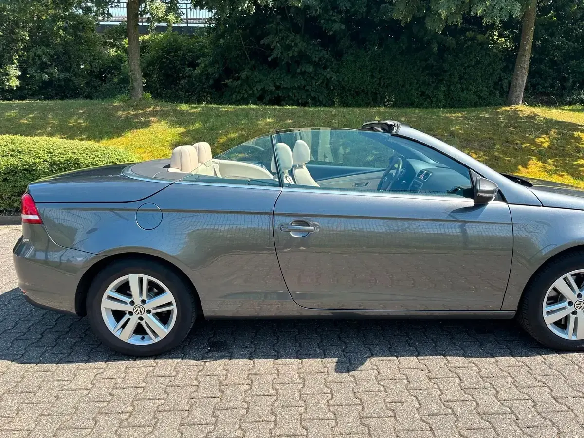 Gebraucht VW Eos Basis 140 PS (102 kW) 2013 Grau Cabrio