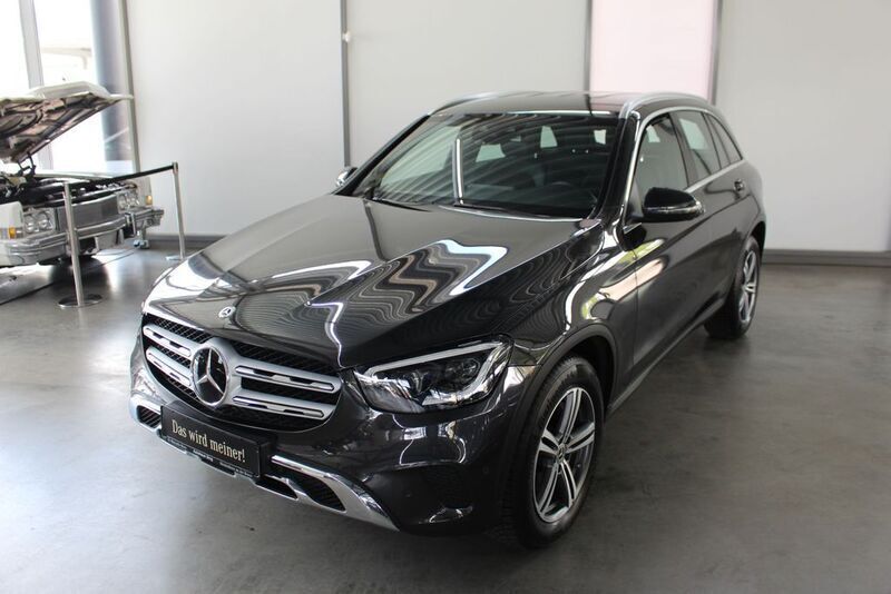 Grau , graphitgrau metallic Gebraucht 2020 Mercedes GLC220 Limousine | 40.690 € (Fairer Preis) - Bild 1/4