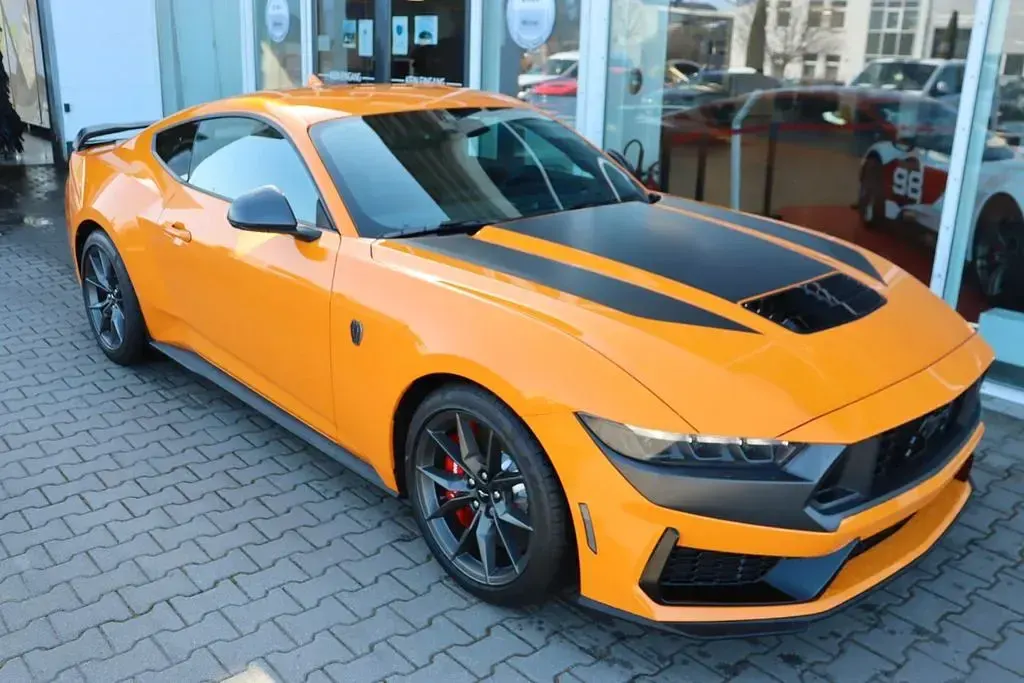 Neu Ford Mustang Dark Horse 454 PS (333 kW) 2026 Orange fury metallic Coupé