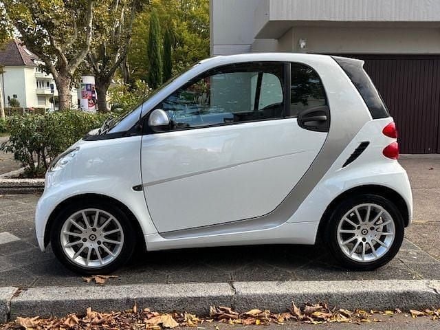 Weiß Gebraucht 2011 Smart ForTwo Coupé Passion Kleinwagen | 4.500 € (Guter Preis) - Bild 1/4