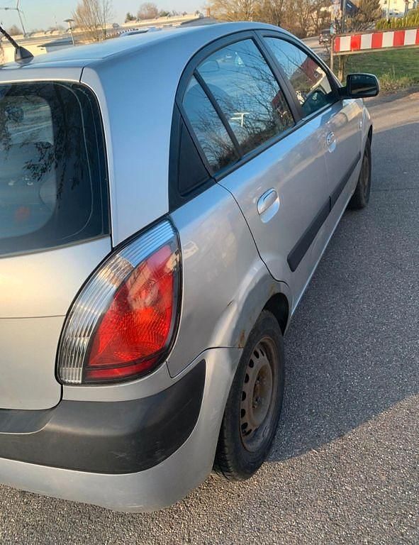 Gebraucht Kia Rio 97 PS (71 kW) 2006 Silber Limousine