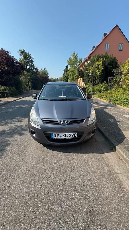 Grau Gebraucht 2011 Hyundai i20 Kombi | 2.500 € (Fairer Preis) - Bild 1/4