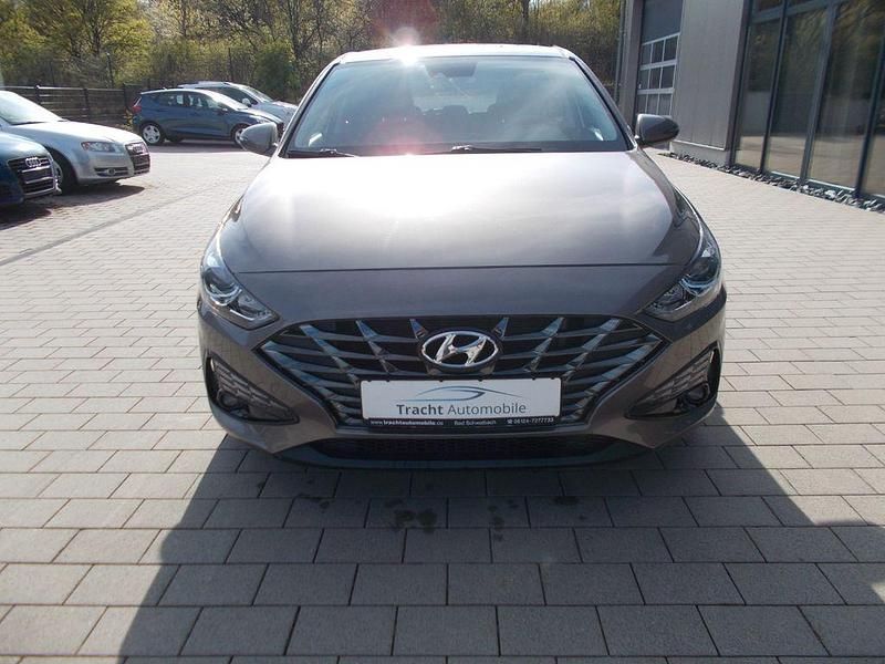 Gebraucht Hyundai i30 Select 120 PS (88 kW) 2022 Braun Limousine