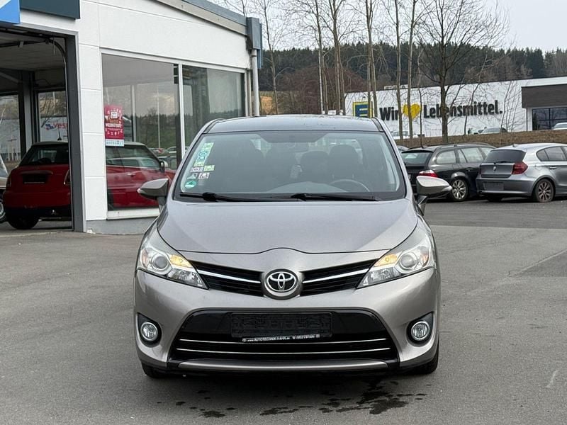 Gebraucht Toyota Verso Skyview Edition 111 PS (81 kW) 2015 Van / Kleinbus