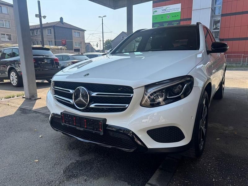 Polarweiss Gebraucht 2017 Mercedes GLC250 Night SUV | 23.990 € (Guter Preis) - Bild 1/4
