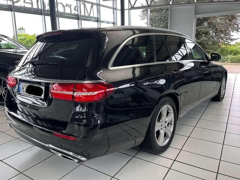 Schwarz Gebraucht 2017 Mercedes E220 Avantgarde Kombi | 19.480 € (Guter Preis) - Bild 1/4