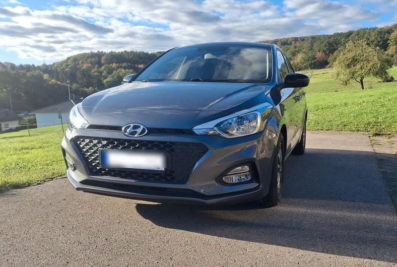 Grau Gebraucht 2020 Hyundai i20 Advantage Kleinwagen | 11.399 € (Fairer Preis) - Bild 1/4