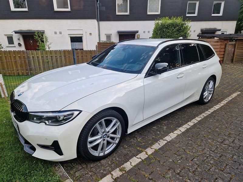 Weiß Gebraucht 2020 BMW 320 Sport Line Kombi | 21.500 € (Fairer Preis) - Bild 1/4
