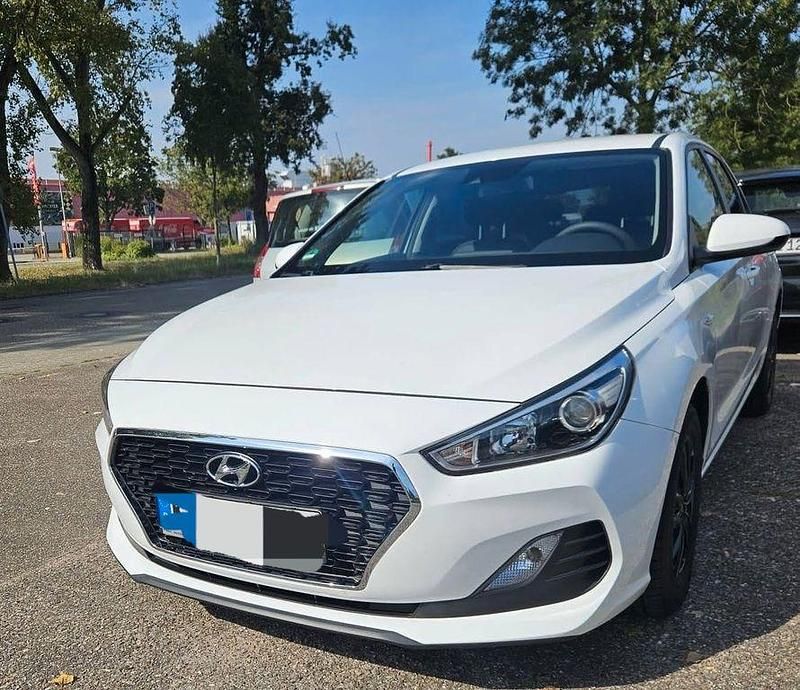 Weiß Gebraucht 2019 Hyundai i30 Pure Limousine | 12.700 € (Fairer Preis) - Bild 1/4
