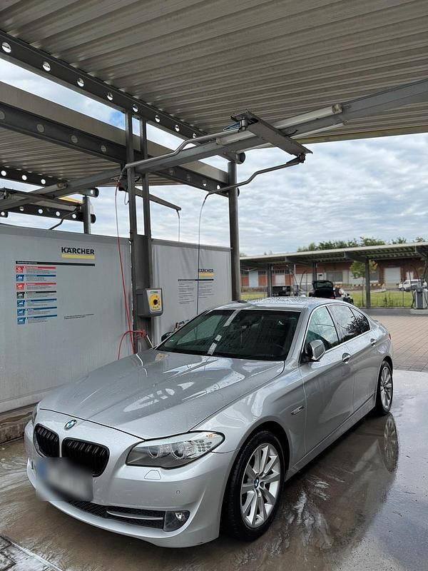 Silber Gebraucht 2011 BMW 520 Limousine | 12.000 € (Teuer) - Bild 1/4