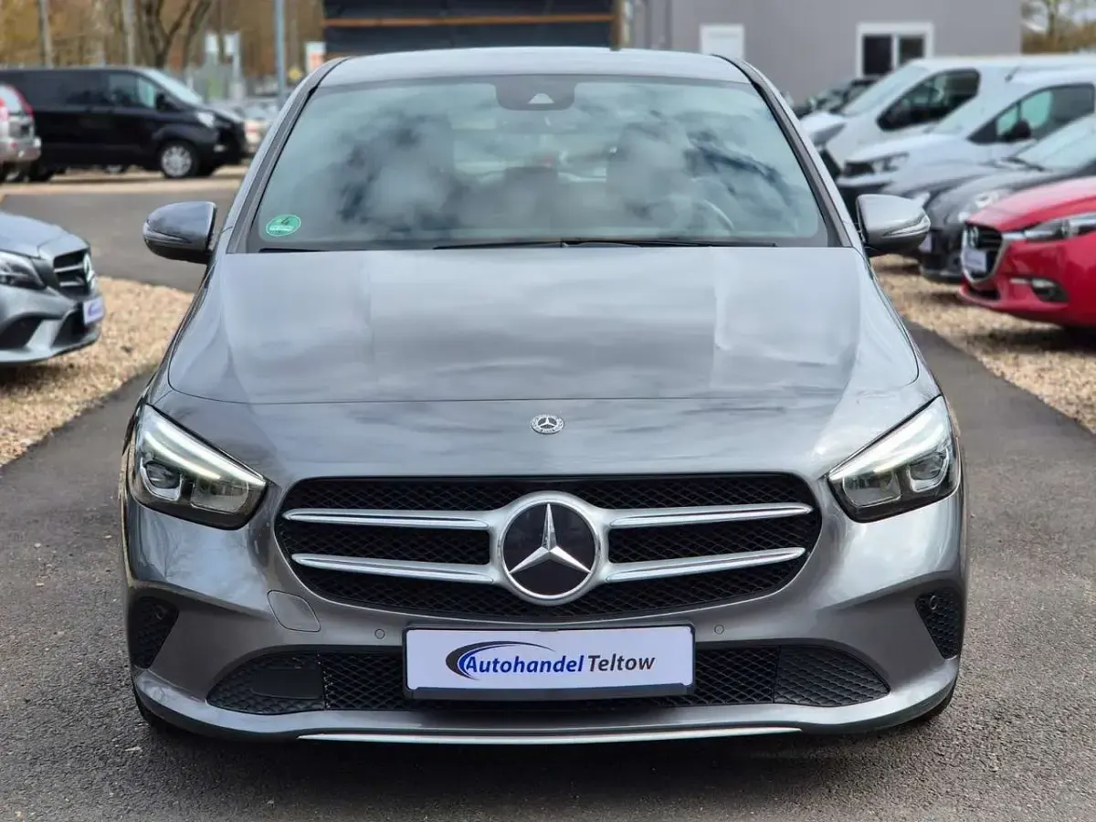 Gebraucht Mercedes B200 150 PS (110 kW) 2019 Mountaingrau Kleinwagen