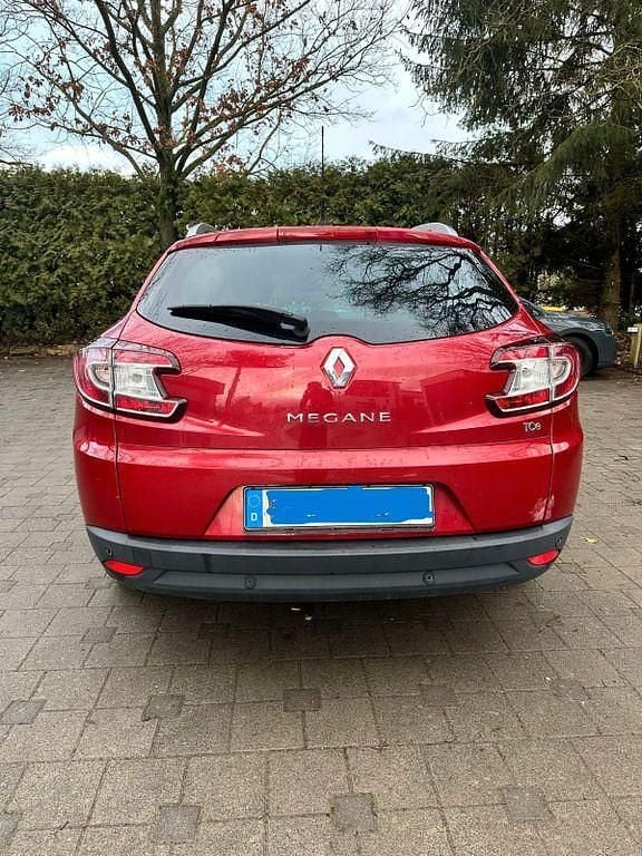 Gebraucht Renault Mégane III LIMITED 132 PS (97 kW) 2015 Rot Limousine