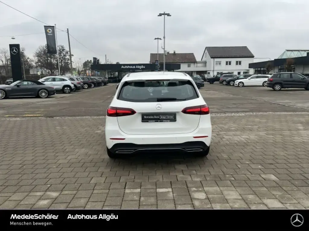Gebraucht Mercedes 200 150 PS (110 kW) 2024 Unilack polarweiß Limousine