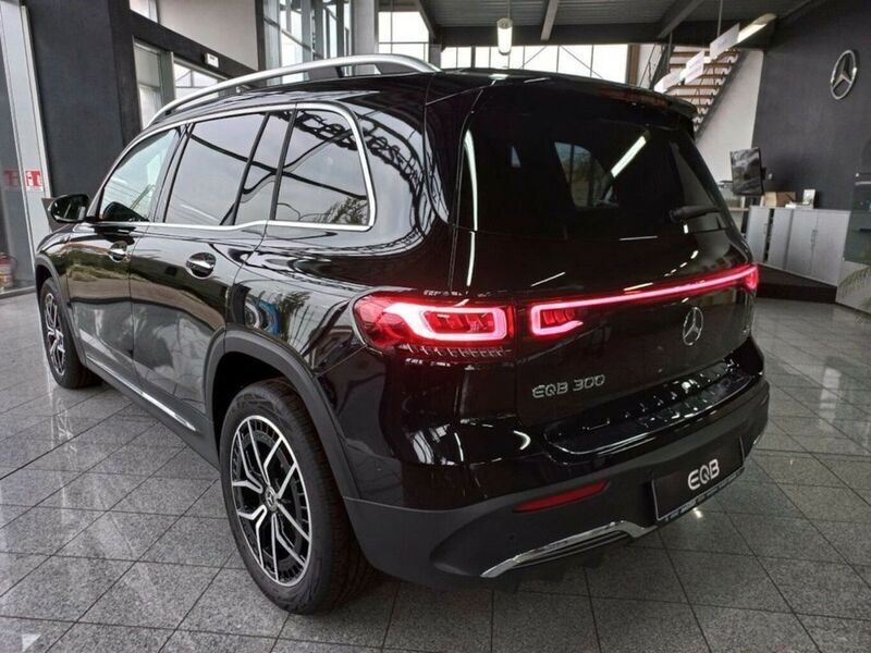Gebraucht Mercedes EQB300 AMG 167 kW (228 PS) 2022 Kosmosschwarz  metalliclack SUV