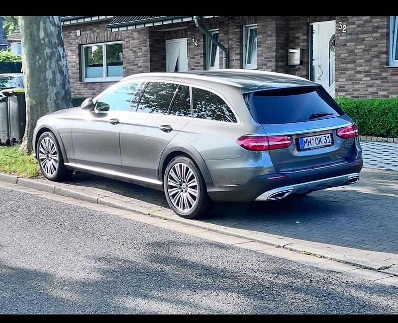 Grau Gebraucht 2018 Mercedes E350 All-Terrain Kombi | 21.900 € - Bild 1/4