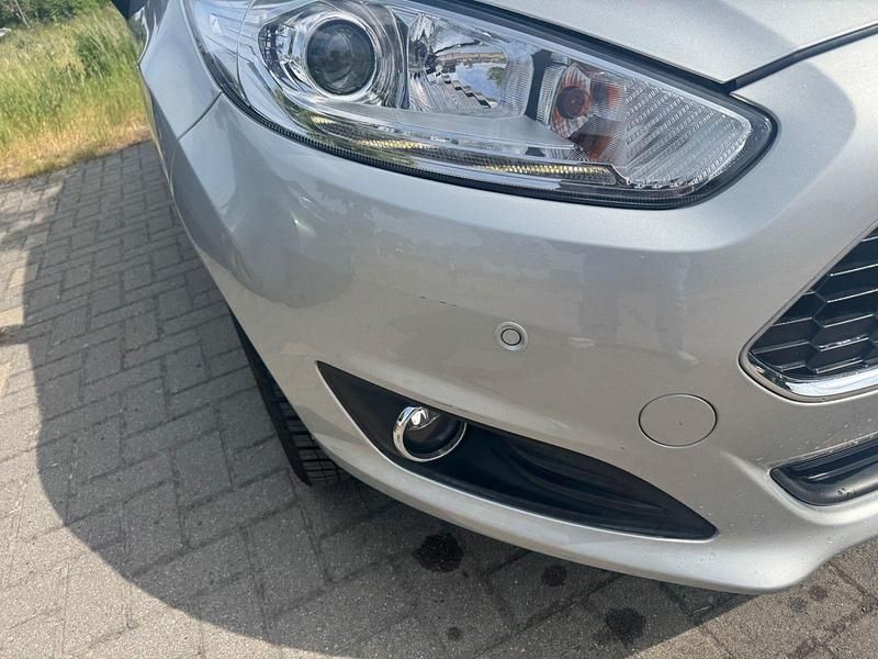 Gebraucht Ford Fiesta Celebration 82 PS (60 kW) 2016 Silber Kleinwagen