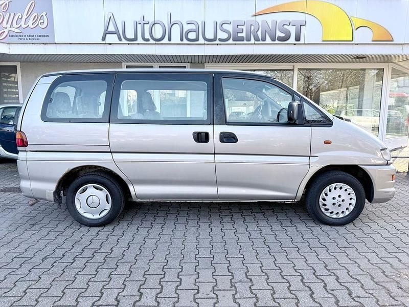 Grau Gebraucht 1998 Mitsubishi Space Gear Van / Kleinbus | 2.900 € - Bild 1/4