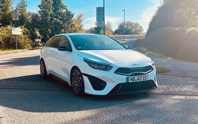 Weiß Gebraucht 2023 Kia ProCeed GT Kleinwagen | 29.999 € (Fairer Preis) - Bild 1/4