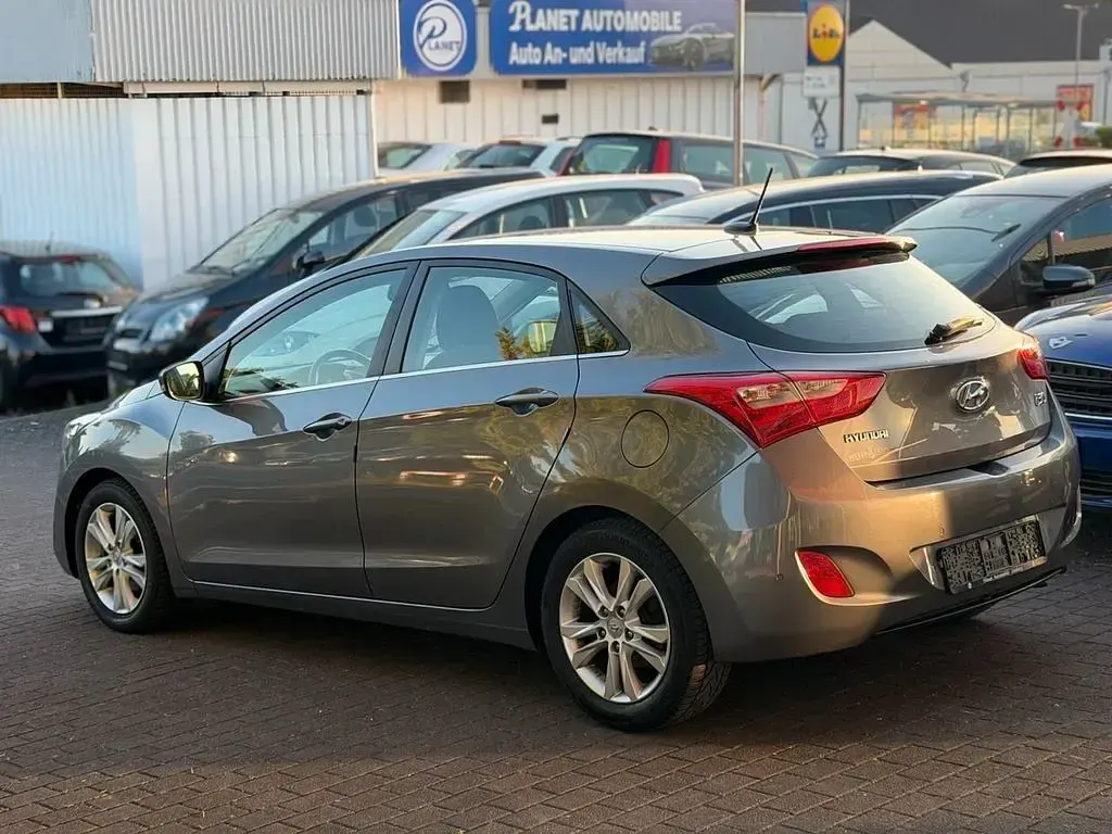 Gebraucht Hyundai i30 Trend 135 PS (99 kW) 2013 Grau Limousine