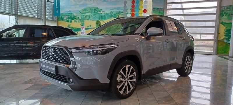 Grau Neu 2025 Toyota Corolla Cross Comfort SUV | 34.890 € (Fairer Preis) - Bild 1/4