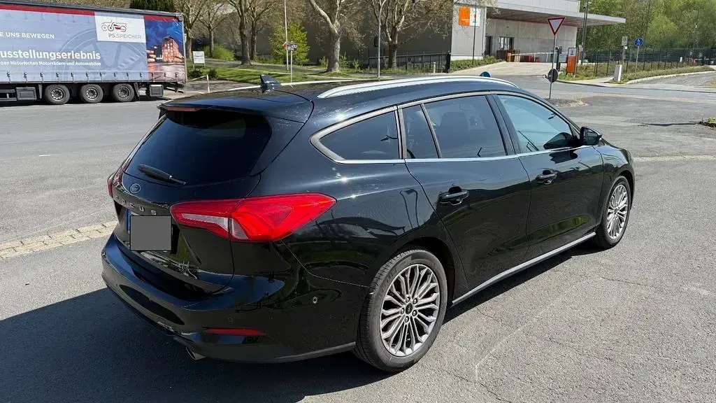 Gebraucht Ford Focus Titanium 120 PS (88 kW) 2019 Schwarz Limousine