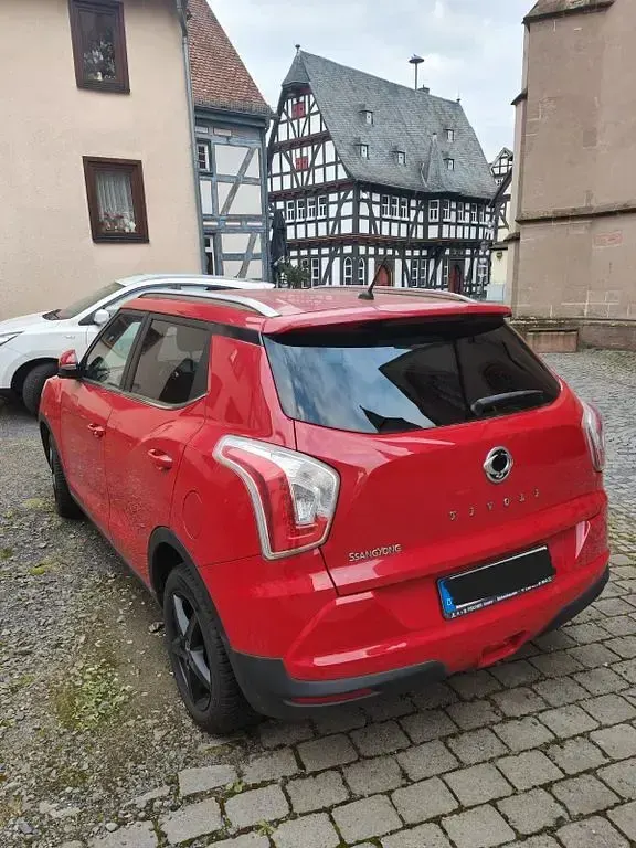 Gebraucht SsangYong Tivoli 128 PS (94 kW) 2015 Rot SUV