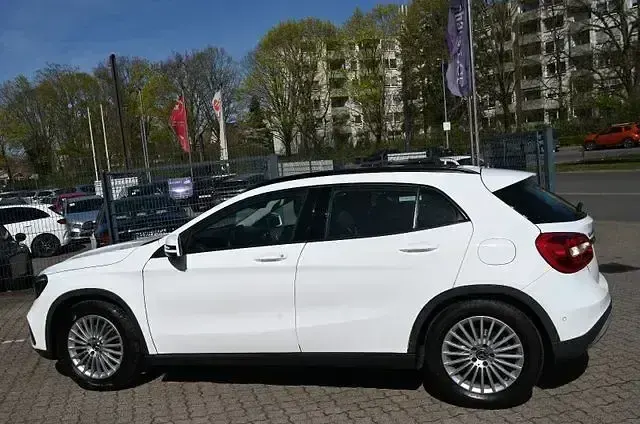 Gebraucht Mercedes GLA200 136 PS (100 kW) 2018 Polarweiss SUV