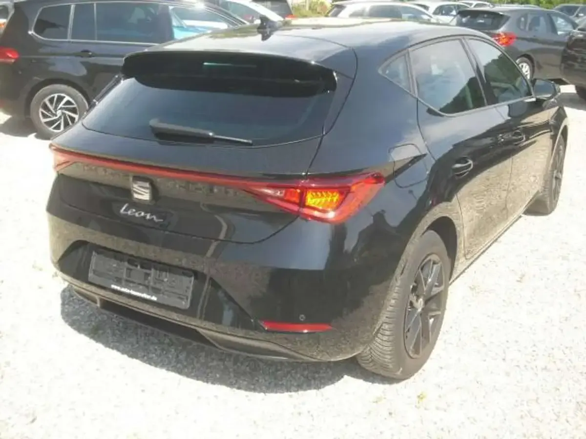 Gebraucht Seat Leon Style 131 PS (96 kW) 2022 Mitternachtsschwarz Kleinwagen