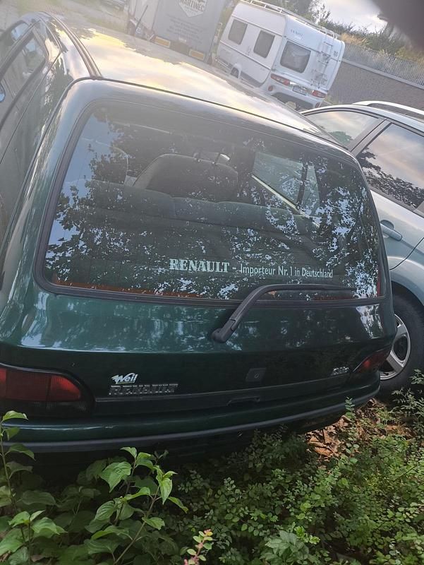 Grün Gebraucht 1995 Renault Clio Kleinwagen | 2.450 € - Bild 1/4