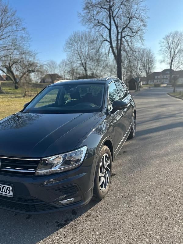 Grau Gebraucht 2018 VW Tiguan SUV | 21.000 € (Guter Preis) - Bild 1/4
