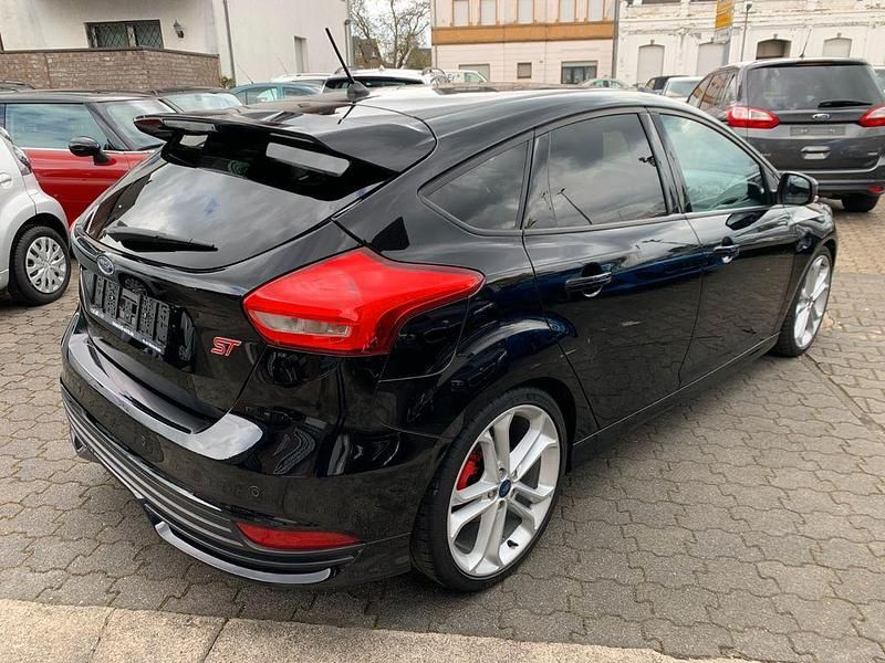 Gebraucht Ford Focus ST 250 PS (183 kW) 2018 Shadow black Limousine