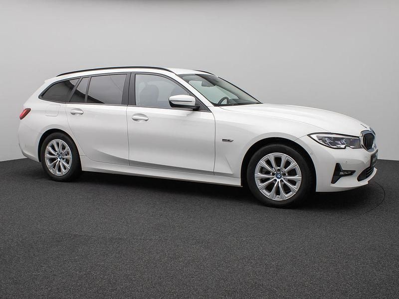 Gebraucht BMW 320e Sport Line 204 PS (150 kW) 2022 Alpinweiss uni300schwarz Limousine