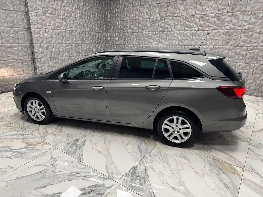Usado Opel Astra Edition 105 CV (77 kW) 2017 Gris Berlina