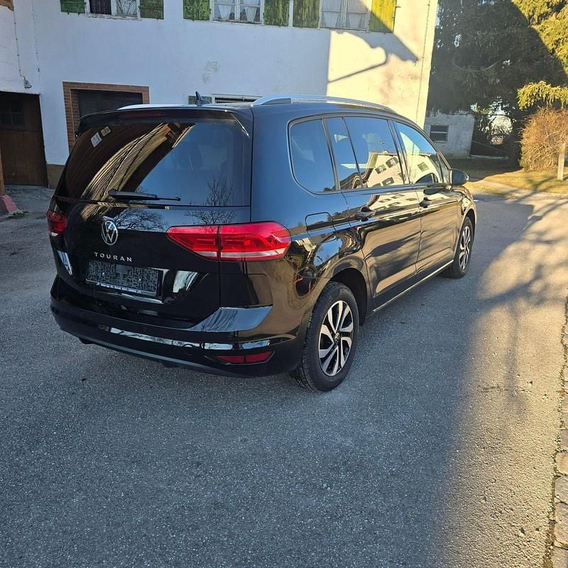 Gebraucht VW Touran Active 150 PS (110 kW) 2023 Schwarz Van / Kleinbus
