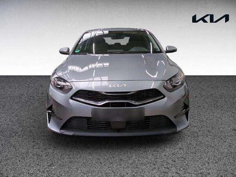 Gebraucht Kia Ceed 140 PS (102 kW) 2024 Lunar silver Kleinwagen