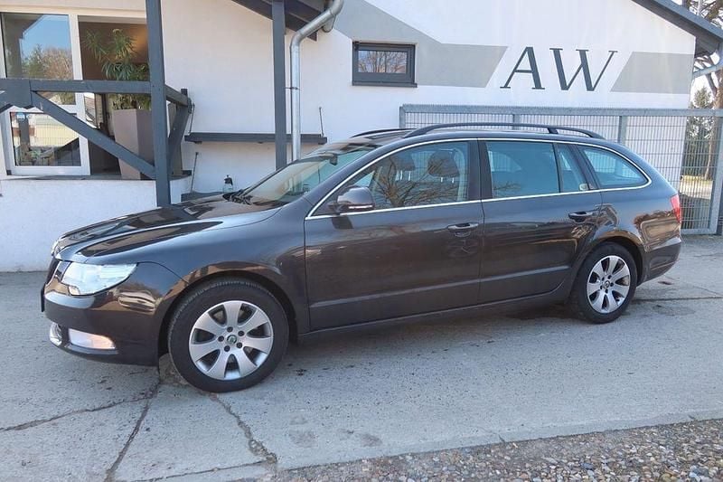 Gebraucht Skoda Superb Ambition 125 PS (91 kW) 2011 Braun Kombi
