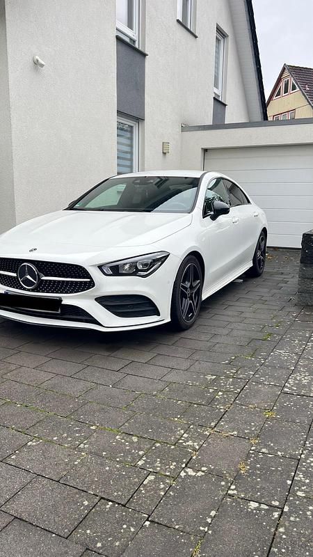 Weiß Gebraucht 2019 Mercedes CLA200 AMG line Limousine | 27.500 € (Fairer Preis) - Bild 1/4