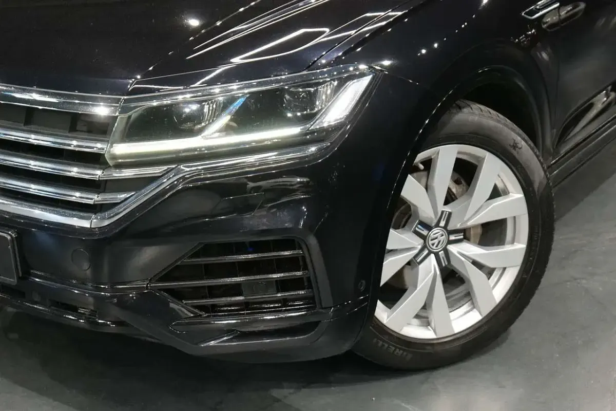 Gebraucht VW Touareg Basis 231 PS (169 kW) 2019 Deep black SUV