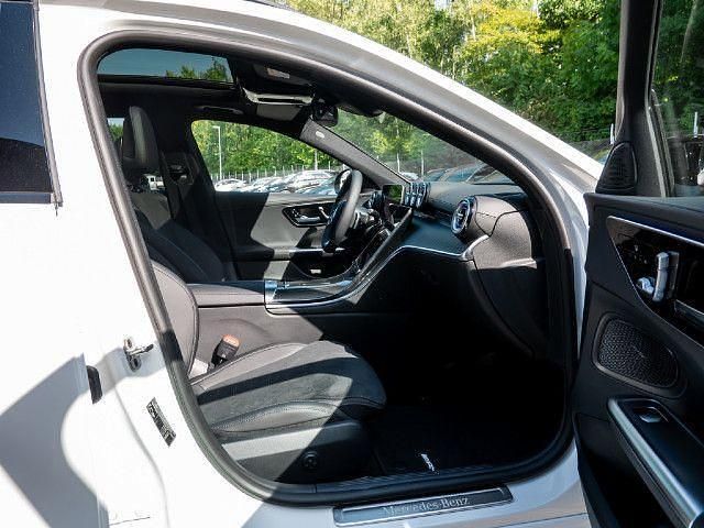 Weiß Gebraucht 2024 Mercedes C220 AMG line Kombi | 44.890 € (Teuer) - Bild 1/4