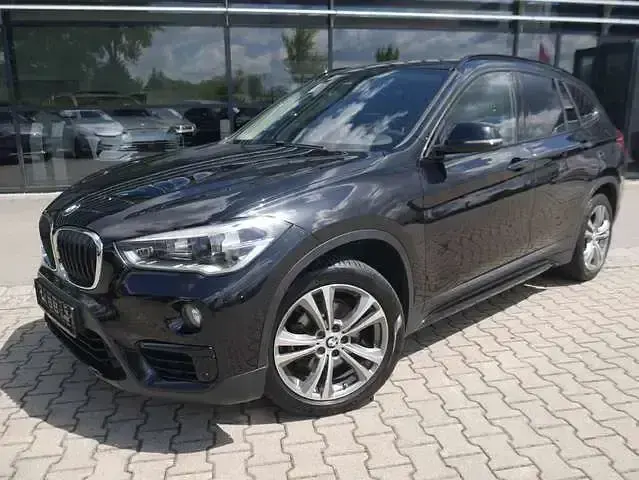 Gebraucht BMW X1 Sport Line 150 PS (110 kW) 2016 Black sapphire metallic SUV
