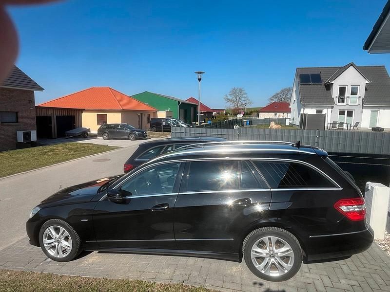 Gebraucht Mercedes E200 136 PS (100 kW) 2011 Schwarz Kombi